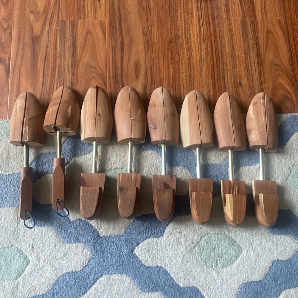 4 Wooden Shoe Trees Set